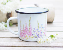 Laden Sie das Bild in den Galerie-Viewer, Emailletasse "Romantische Juniwiese"