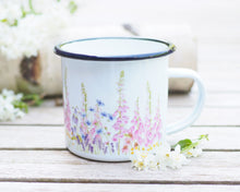 Laden Sie das Bild in den Galerie-Viewer, Emailletasse mit schönstem Tier- oder Blumenmotiv, liebevoll gestaltet im Vintagelook