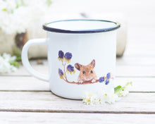 Laden Sie das Bild in den Galerie-Viewer, Emailletasse "Neugierige Maus mit Brombeeren"