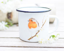Laden Sie das Bild in den Galerie-Viewer, Emailletasse mit schönstem Tier- oder Blumenmotiv, liebevoll gestaltet im Vintagelook Rotkehlchen