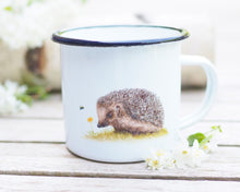 Laden Sie das Bild in den Galerie-Viewer, Emailletasse mit schönstem Tier- oder Blumenmotiv, liebevoll gestaltet im Vintagelook Igel