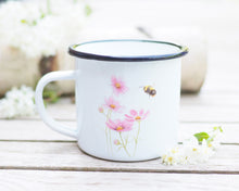 Laden Sie das Bild in den Galerie-Viewer, Emailletasse "Cosmea mit Hummel"