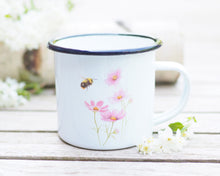 Laden Sie das Bild in den Galerie-Viewer, Emailletasse mit schönstem Tier- oder Blumenmotiv, liebevoll gestaltet im Vintagelook