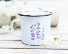 Laden Sie das Bild in den Galerie-Viewer, Emailletasse "Lavendel mit Bläuling"