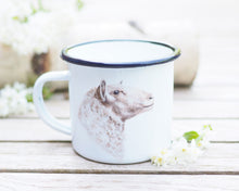 Laden Sie das Bild in den Galerie-Viewer, Emailletasse "Schafportrait"