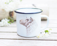 Laden Sie das Bild in den Galerie-Viewer, Emailletasse mit schönstem Tier- oder Blumenmotiv, liebevoll gestaltet im Vintagelook Schaf