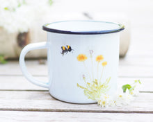 Laden Sie das Bild in den Galerie-Viewer, Emailletasse mit schönstem Tier- oder Blumenmotiv, liebevoll gestaltet im Vintagelook