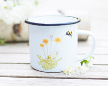 Laden Sie das Bild in den Galerie-Viewer, Emailletasse "Löwenzahn mit Hummel"