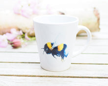 Laden Sie das Bild in den Galerie-Viewer, Konische Tasse "Pummelige Hummel"