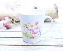 Laden Sie das Bild in den Galerie-Viewer, Elegante weiße Keramiktasse mit Tier- oder Blumenillustration, hochwertiger Druck, liebevoll gestaltet, Blumenwiese