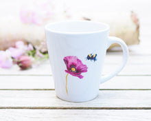 Laden Sie das Bild in den Galerie-Viewer, Feine, konische Tasse "Mohnblume mit Hummel"