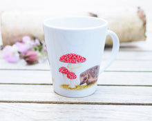 Laden Sie das Bild in den Galerie-Viewer, Elegante weiße Keramiktasse mit Tier- oder Blumenillustration, hochwertiger Druck, liebevoll gestaltet