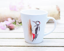 Laden Sie das Bild in den Galerie-Viewer, Feine, konische Tasse "Schöner Buntspecht"