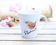 Laden Sie das Bild in den Galerie-Viewer, Konische Tasse "Zaunkönig mit Beeren"