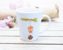 Laden Sie das Bild in den Galerie-Viewer, Elegante weiße Keramiktasse mit Tier- oder Blumenillustration, hochwertiger Druck, liebevoll gestaltet, Weihnachtsmaus