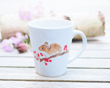 Laden Sie das Bild in den Galerie-Viewer, Elegante weiße Keramiktasse mit Tier- oder Blumenillustration, hochwertiger Druck, liebevoll gestaltet, maus