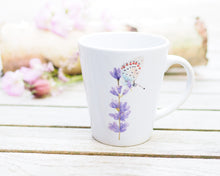Laden Sie das Bild in den Galerie-Viewer, Konische Tasse "Lavendel mit Schmetterling"