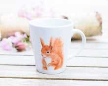 Laden Sie das Bild in den Galerie-Viewer, Elegante weiße Keramiktasse mit Tier- oder Blumenillustration, hochwertiger Druck, liebevoll gestaltet, Eichhörnchen