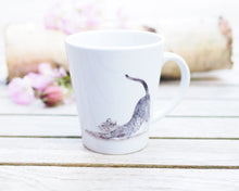 Laden Sie das Bild in den Galerie-Viewer, Feine, konische Tasse "Katze am Morgen"