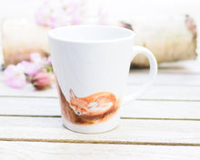 Laden Sie das Bild in den Galerie-Viewer, Elegante weiße Keramiktasse mit Tier- oder Blumenillustration, hochwertiger Druck, liebevoll gestaltet, Fuchs