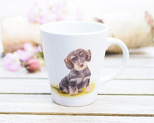 Laden Sie das Bild in den Galerie-Viewer, Elegante weiße Keramiktasse mit Tier- oder Blumenillustration, hochwertiger Druck, liebevoll gestaltet, Dackel