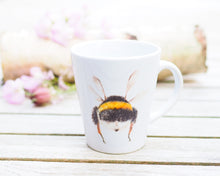 Laden Sie das Bild in den Galerie-Viewer, Konische Tasse "Witziger Hummelpo"