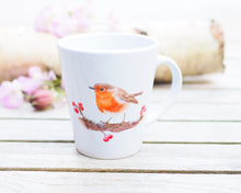 Laden Sie das Bild in den Galerie-Viewer, Konische Tasse "Rotkehlchen mit Beeren"