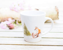 Laden Sie das Bild in den Galerie-Viewer, Konische Tasse "Fuchs und Hase im Winterwald"