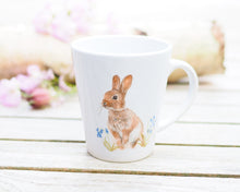 Laden Sie das Bild in den Galerie-Viewer, Feine, konische Tasse "Häschen im Gras"