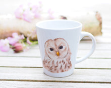 Laden Sie das Bild in den Galerie-Viewer, Elegante weiße Keramiktasse mit Tier- oder Blumenillustration, hochwertiger Druck, liebevoll gestaltet, Eule