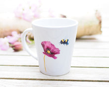 Laden Sie das Bild in den Galerie-Viewer, Elegante weiße Keramiktasse mit Tier- oder Blumenillustration, hochwertiger Druck, liebevoll gestaltet
