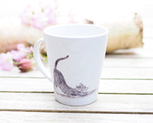 Laden Sie das Bild in den Galerie-Viewer, Elegante weiße Keramiktasse mit Tier- oder Blumenillustration, hochwertiger Druck, liebevoll gestaltet, Yogakatze