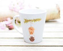 Laden Sie das Bild in den Galerie-Viewer, Konische Tasse "Freche Maus mit Tannenzweig"