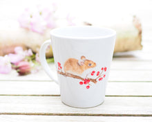 Laden Sie das Bild in den Galerie-Viewer, Konische Tasse "Maus mit roten Beeren"