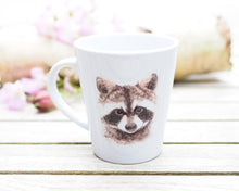 Laden Sie das Bild in den Galerie-Viewer, Elegante weiße Keramiktasse mit Tier- oder Blumenillustration, hochwertiger Druck, liebevoll gestaltet, Waschbär