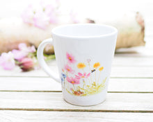 Laden Sie das Bild in den Galerie-Viewer, Konische Tasse "Bunte Sommerwiese"