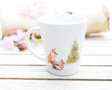 Laden Sie das Bild in den Galerie-Viewer, Elegante weiße Keramiktasse mit Tier- oder Blumenillustration, hochwertiger Druck, liebevoll gestaltet