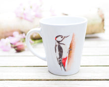 Laden Sie das Bild in den Galerie-Viewer, Feine, konische Tasse "Schöner Buntspecht"