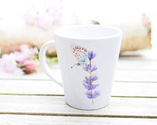 Laden Sie das Bild in den Galerie-Viewer, Konische Tasse "Lavendel mit Schmetterling"