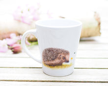 Laden Sie das Bild in den Galerie-Viewer, Konische Tasse "Kleiner Igel und Hummel"