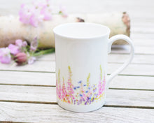 Laden Sie das Bild in den Galerie-Viewer, Set aus Porzellantasse und passender Vase/Kännchen "Romantische Juniwiese"