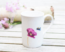 Laden Sie das Bild in den Galerie-Viewer, Set aus Porzellantasse und passender Vase/Kännchen "Mohnblume mit Hummel"