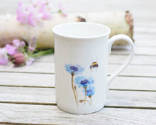 Laden Sie das Bild in den Galerie-Viewer, Set aus Porzellantasse und passender Vase/Kännchen "Kornblume und Hummelpo"
