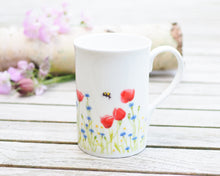 Laden Sie das Bild in den Galerie-Viewer, Set aus Porzellantasse und passender Vase/Kännchen "Leuchtende Mohnwiese"