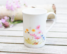 Laden Sie das Bild in den Galerie-Viewer, Set aus Porzellantasse und passender Vase/Kännchen "Bunte Sommerwiese"