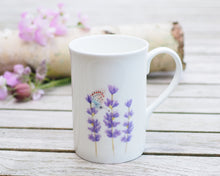 Laden Sie das Bild in den Galerie-Viewer, Set aus Porzellantasse und passender Vase/Kännchen "Lavendel mit Schmetterling"