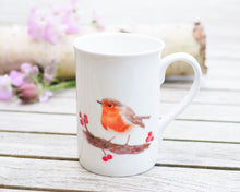 Laden Sie das Bild in den Galerie-Viewer, Set aus Porzellantasse und passender Vase/Kännchen "Rotkehlchen mit Beeren"