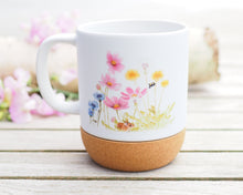 Laden Sie das Bild in den Galerie-Viewer, Große Tasse mit Korkboden "Bunte Blumenwiese"