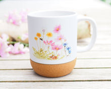 Laden Sie das Bild in den Galerie-Viewer, Große Tasse mit Korkboden "Bunte Blumenwiese"