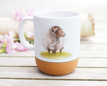 Laden Sie das Bild in den Galerie-Viewer, Große Tasse mit Korkboden "Gemütliches Schaf"